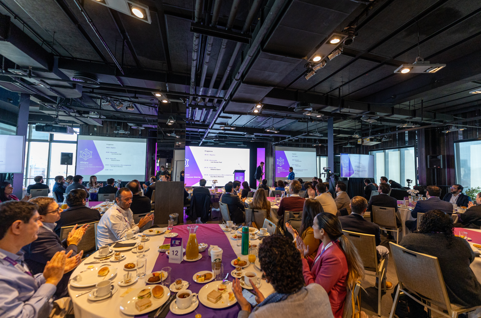 Khipu Demo Day reunió a altos ejecutivos para lanzar un nuevo servicio de implementación de la futura Normativa del Sistema de Finanzas Abiertas

 

·         El evento contó con la participación de Luis Hernán Paul, Presidente de Khipu y Ana María Montoya, Consultora Ejecutiva y Fundadora de Red ProCompetencia.

·         Roberto Opazo, Director Ejecutivo de la empresa, invitó a un piloto de implementación técnica de la nueva normativa, evocando lo que fueron los pilotos de factura electrónica, previo a que existiera esta normativa.