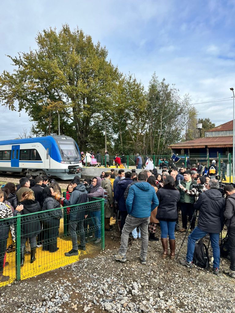 EFE inaugura estación de Quepe que conectará con Temuco en solo 22

minutos

El nuevo servicio contará con 7 frecuencias y tarifas especiales para tercera edad y estudiantes.

Esta mañana, las autoridades encabezadas por el Ministro de Transportes, Juan Carlos Muñoz, el
Delegado Presidencial Regional de La Araucanía, José Montalva y el Presidente de EFE, Eric Martin,
inauguraron el nuevo paradero en la localidad de Quepe, que conectará con Temuco en solo 22
minutos.
El nuevo servicio será parte de la ruta a Pitrufquén, a través del proyecto 30/30, que inició
operación en junio de 2023 y que ha movilizado a la fecha, más de 70.000 pasajeros.